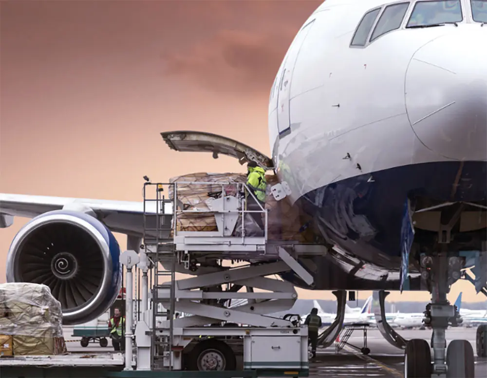 Chargement de fret dans un avion cargo